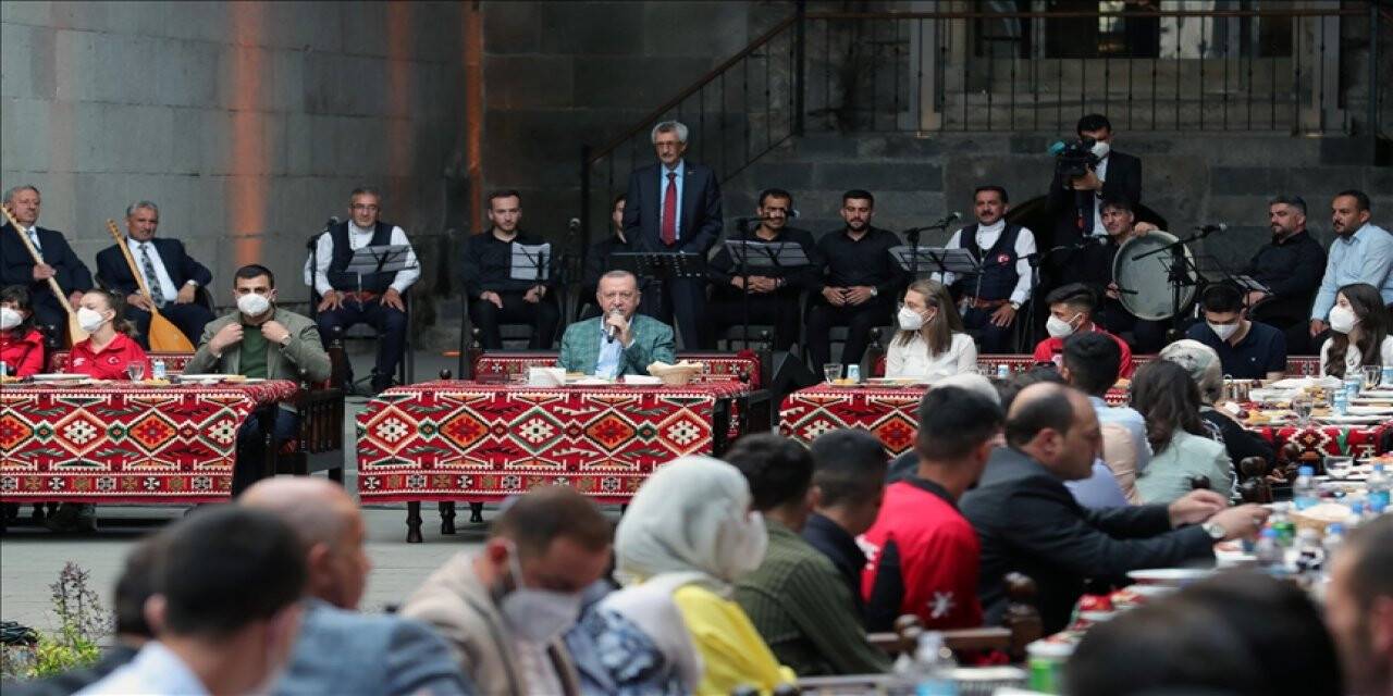 Cumhurbaşkanı Erdoğan Erzurum'da gençlerle buluştu