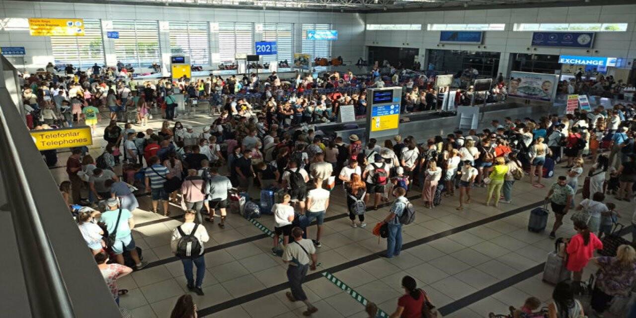 Türkiye’ye turist akını. Her 6 dakikada bir uçak iniyor