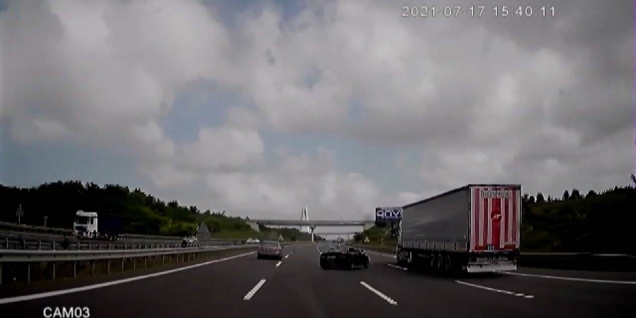 Otobanda dehşet anları...Makas atarken bir otobüs dolusu insanı canından ediyordu