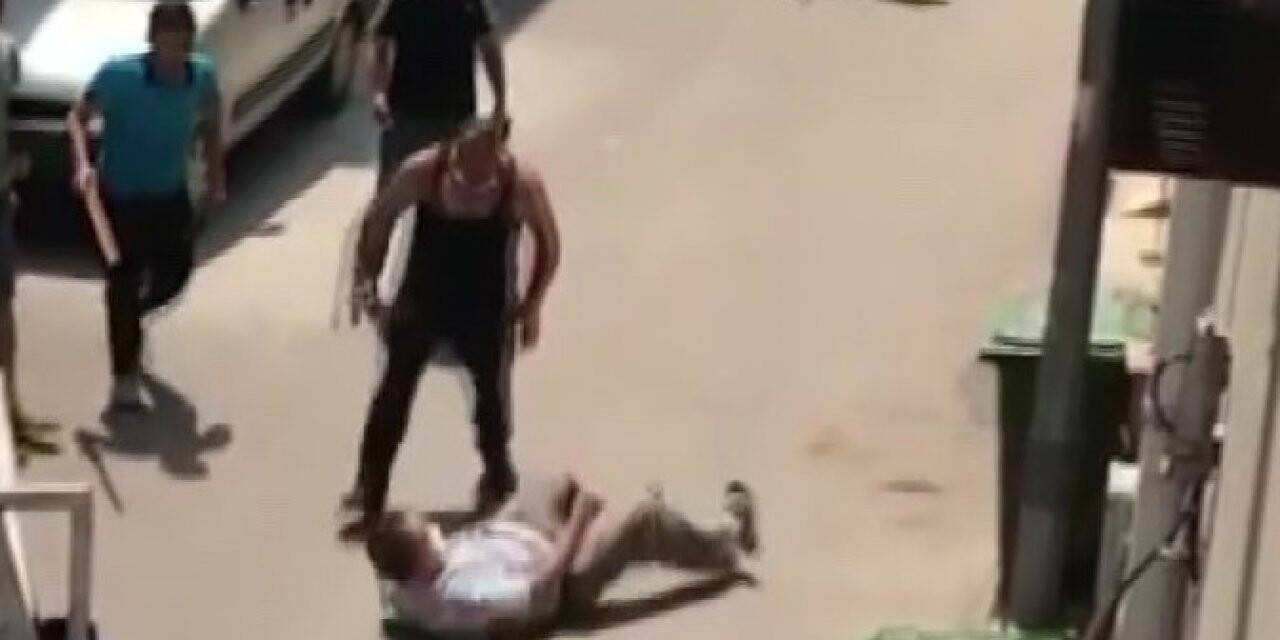 Bursa'da kaçan boğa, kendisini kovalayanı yere serdi