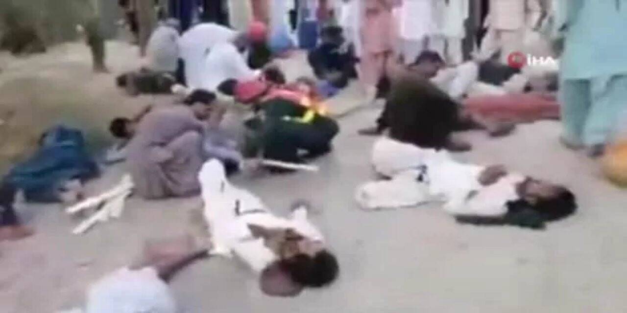 Pakistan'dan kahreden haber! Cesetler yola saçıldı