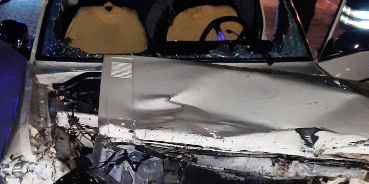 Konya’da otomobil refüje çarptı