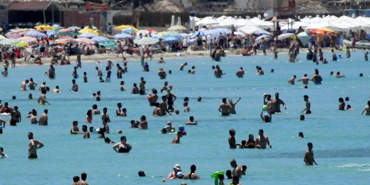 Çeşme’ye tatilci akını devam ediyor