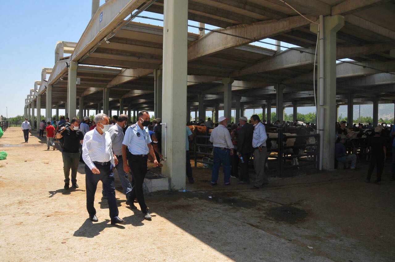 Başkan Akkaya hayvan pazarında alışveriş yapanlarla buluştu