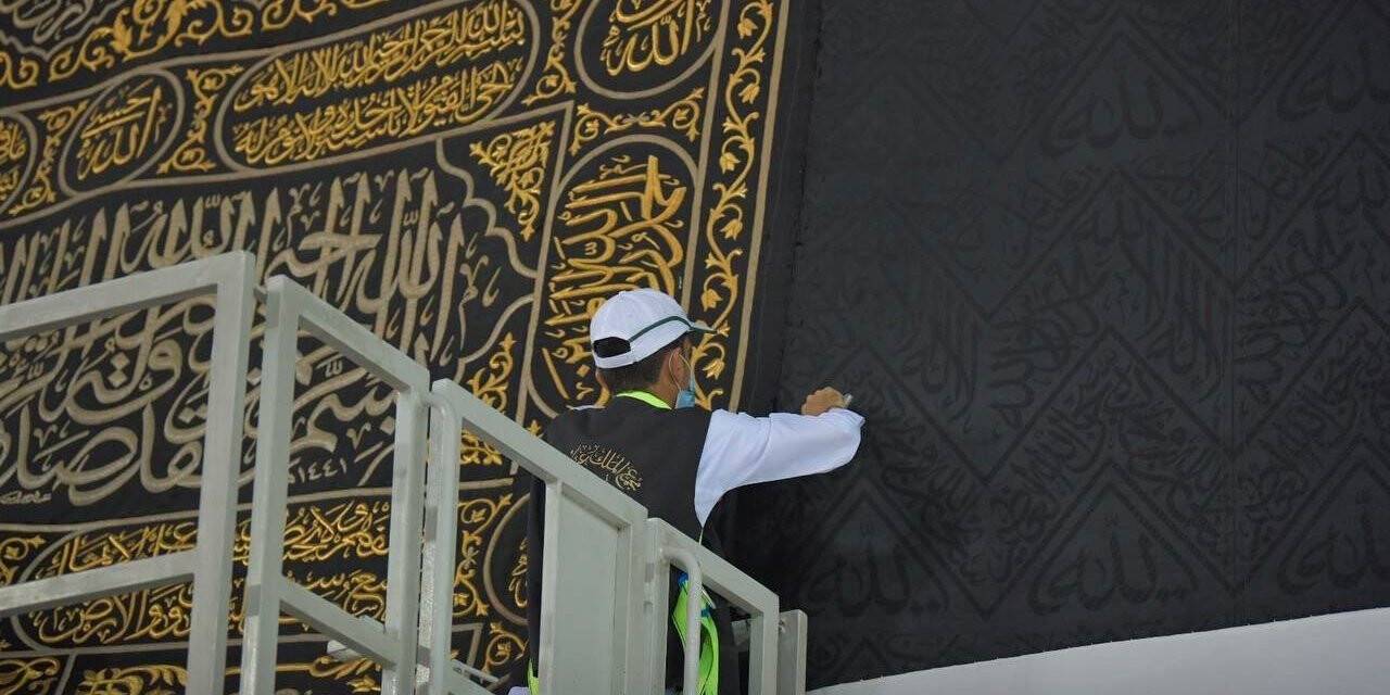 Kabe’nin örtüsünü değiştirme çalışmaları başladı (Tıkla&İzle)