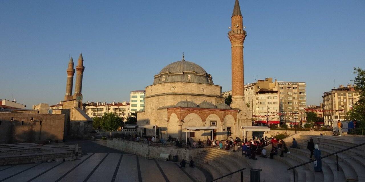 Tarihi Kale Cami’de bayram namazı