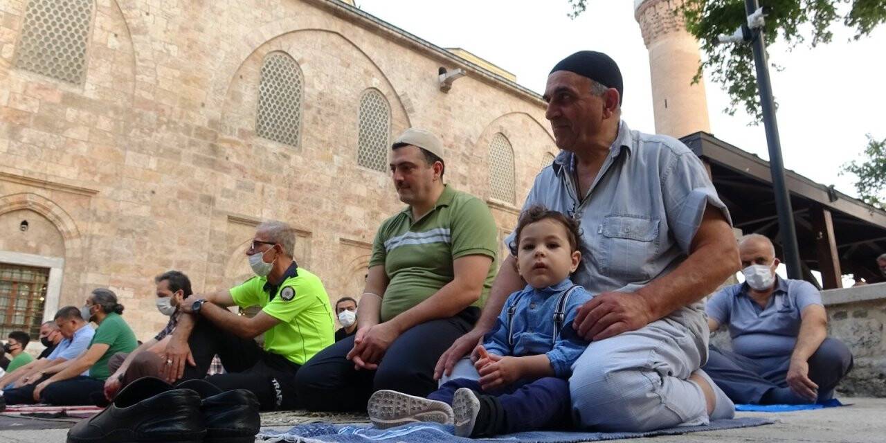 Tarihi camiler doldu taştı