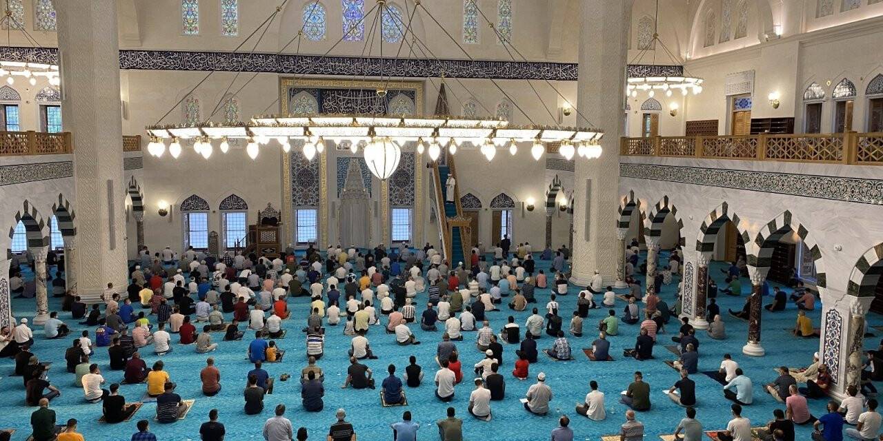 Cumhurbaşkanı Erdoğan’ın açtığı Uzunmehmet Camii’nde ilk bayram namazı