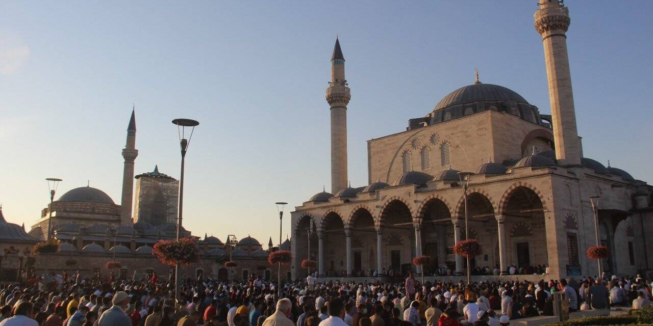 Konya'da binlerce kişi bayram namazı için Mevlana Meydanına akın etti