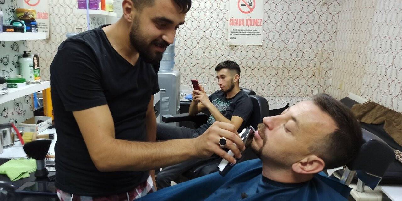 Tıraş olmakta gecikenler bayramı berber ve kuaför salonlarında karşıladı