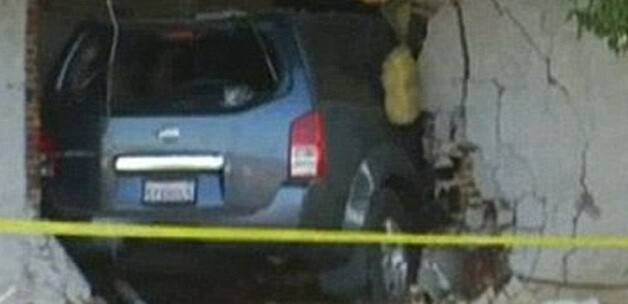 Yatağında uyurken otomobil ezdi