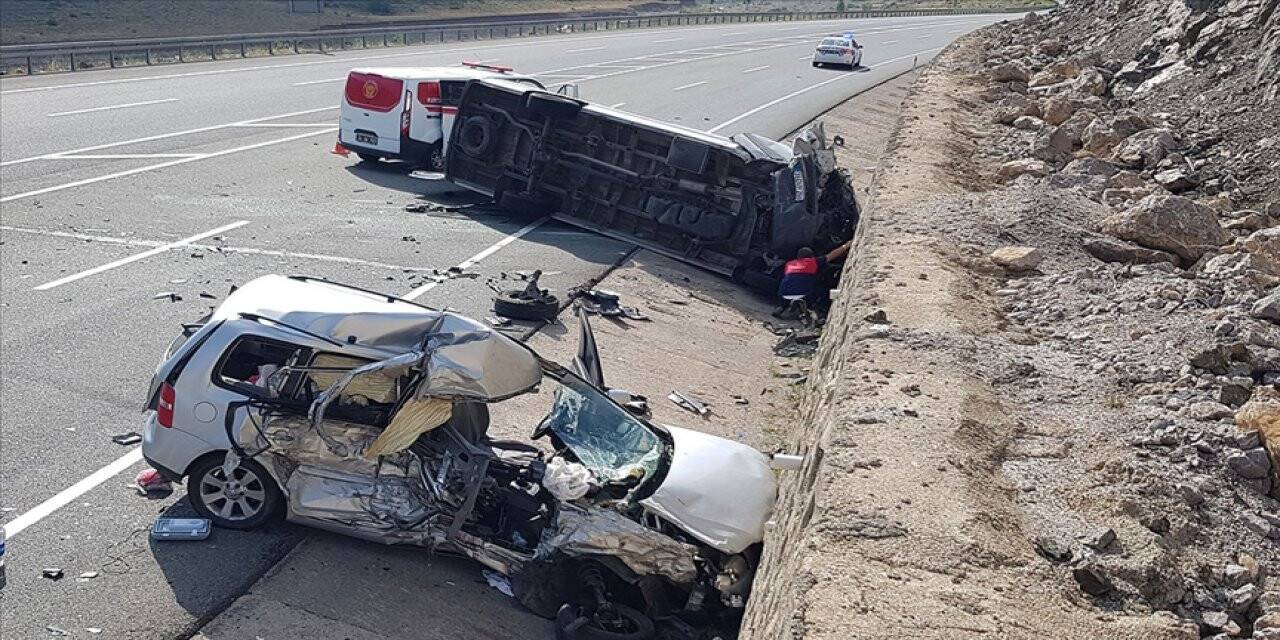 Bayram tatilinin ilk 4 gününde yurt genelinde trafik kazalarında 17 kişi yaşamını yitirdi, 124 kişi yaralandı