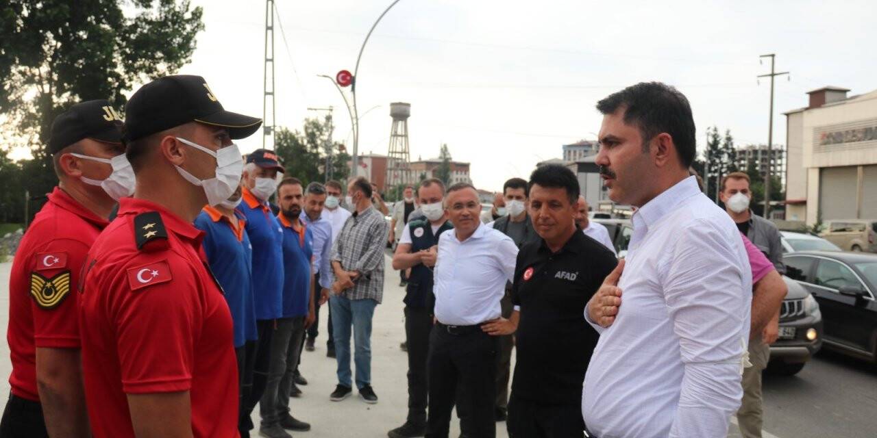 Bakan Kurum, selde kaybolan vatandaşları arayan ekipleri ziyaret etti