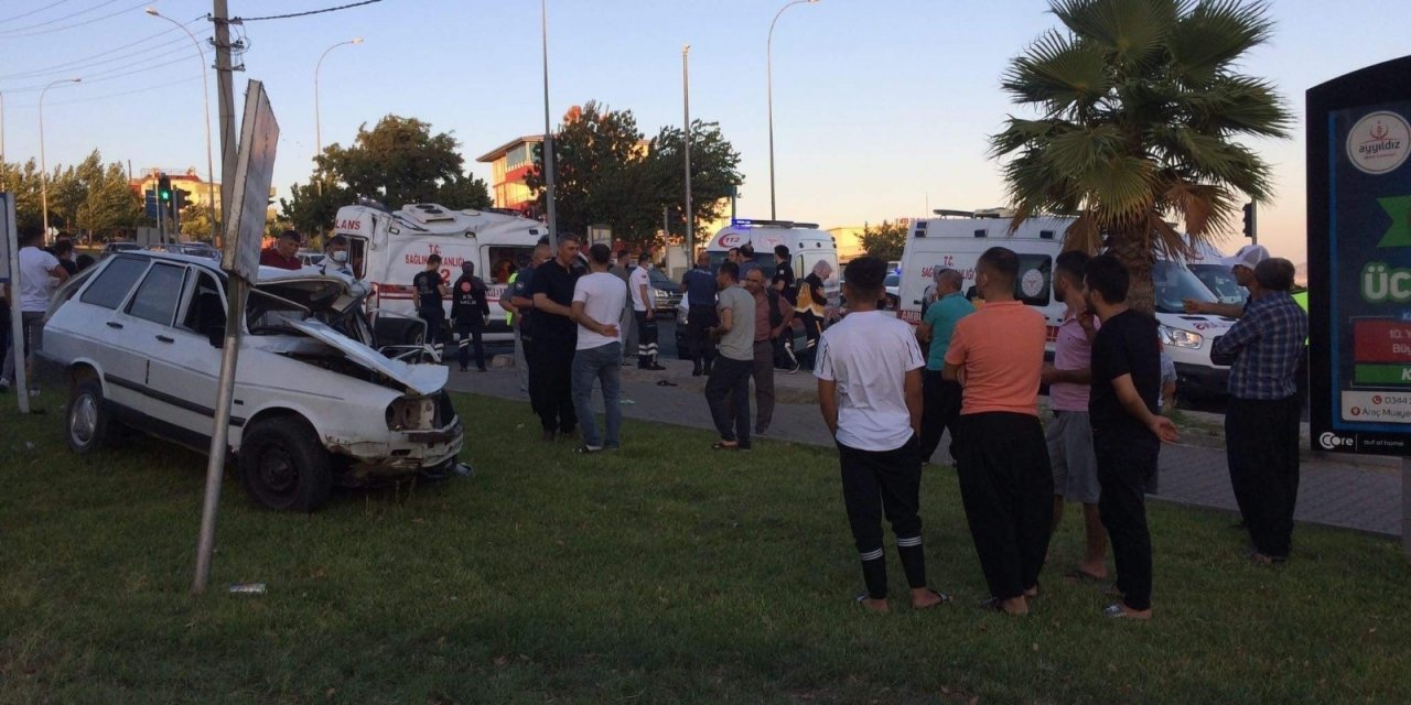 Ambulansla otomobil çarpıştı: 1 ölü, 3 yaralı