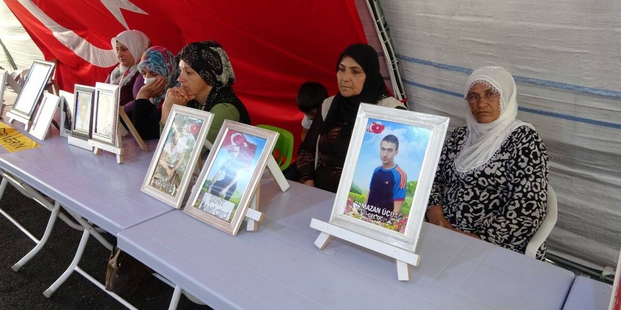 Evlat nöbetindeki aileler bayramın ikinci gününde de çadırda bekliyor