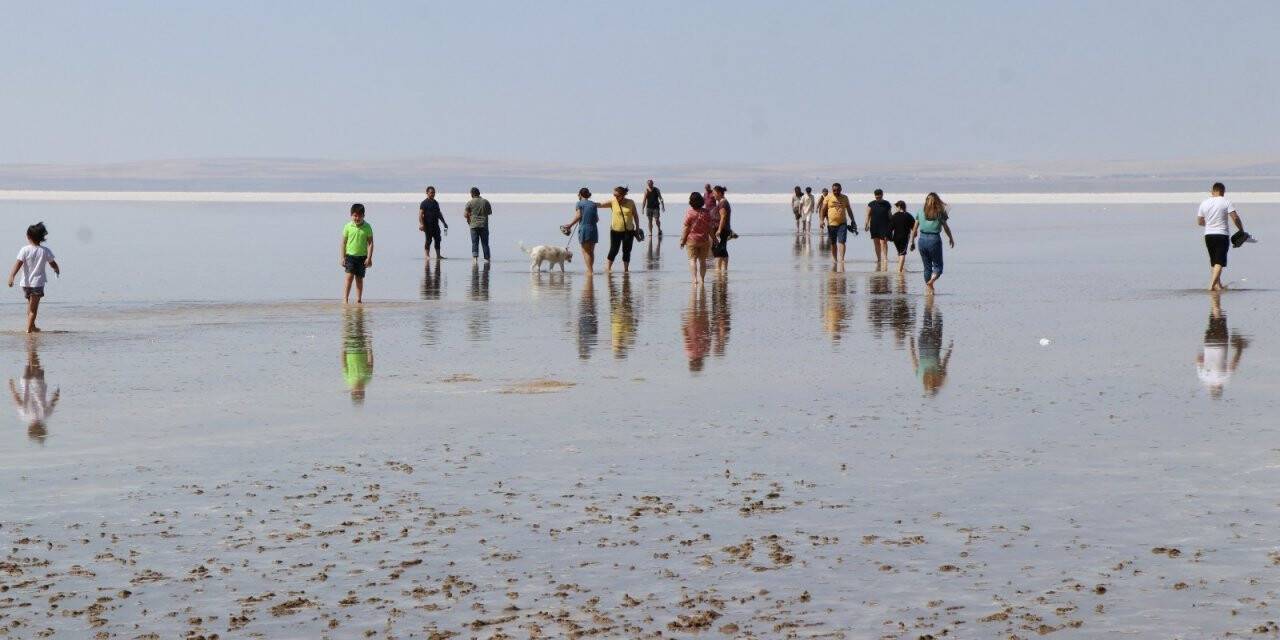 Tuz Gölü’nde yürüme turizmi bayramda da sahillerdeki yoğunluğu aratmadı