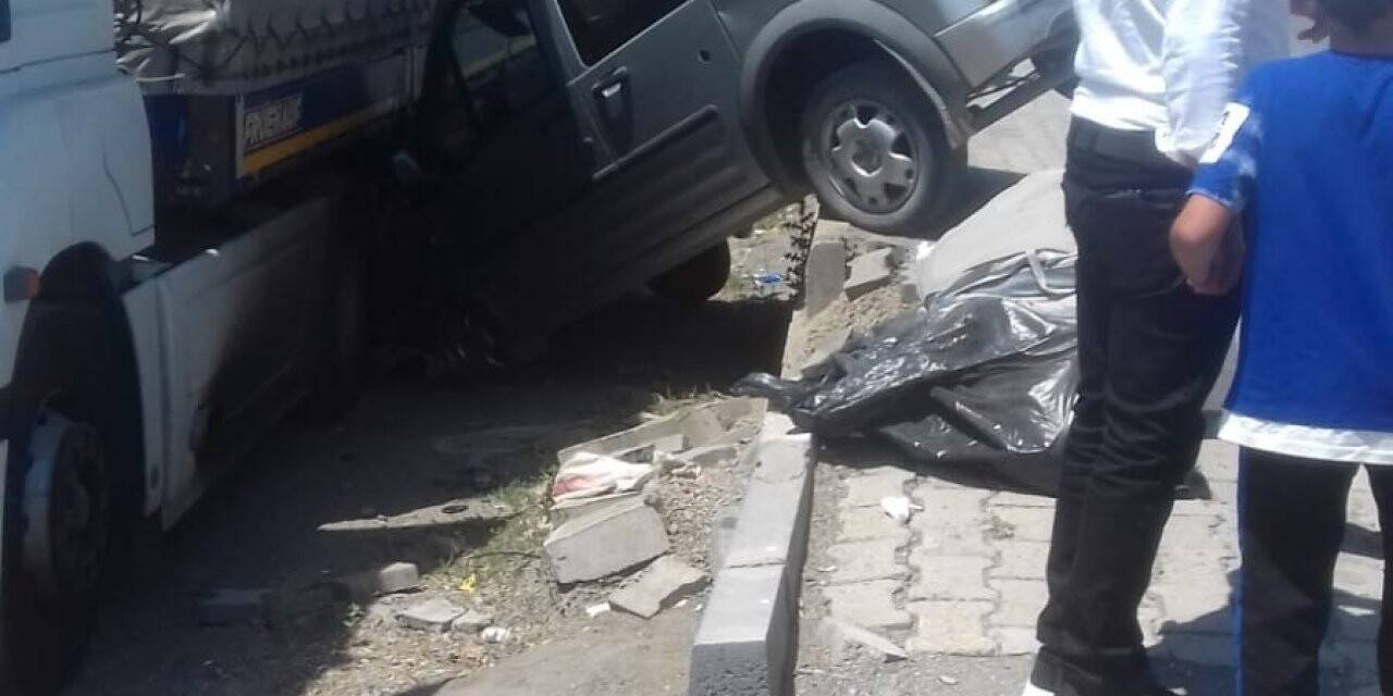 Bayram ziyareti için yola çıkan araç tırın altına girdi