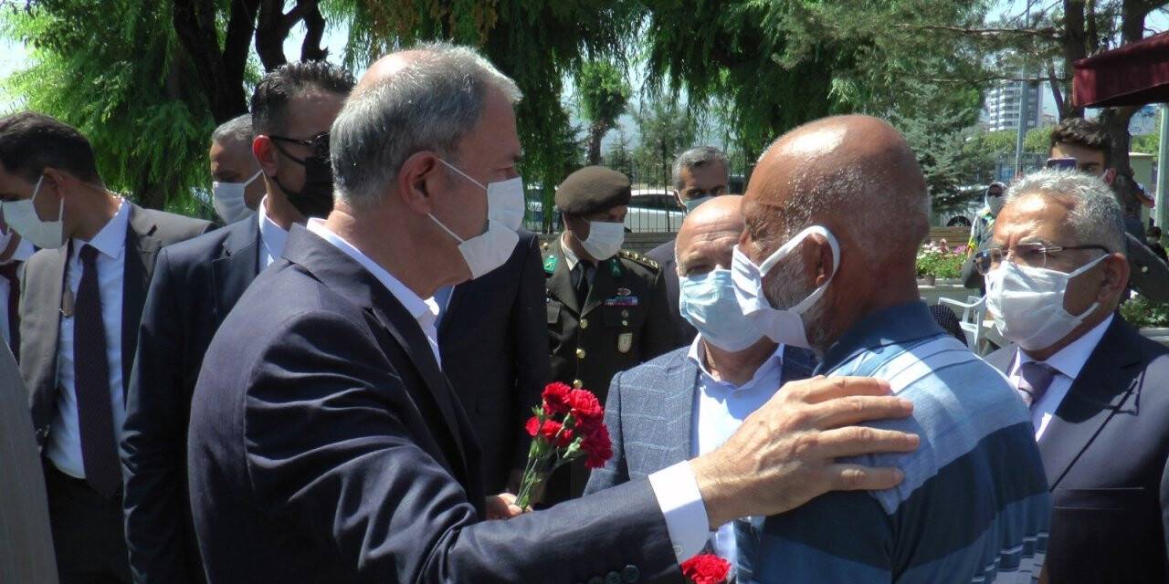 Bakan Akar Kayseri Protokolü ile şehitlik ziyaretlerine katıldı