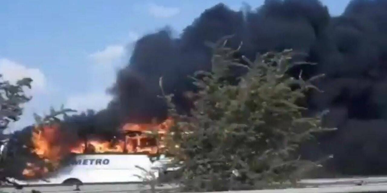 Yolcu otobüsü alev alev yandı