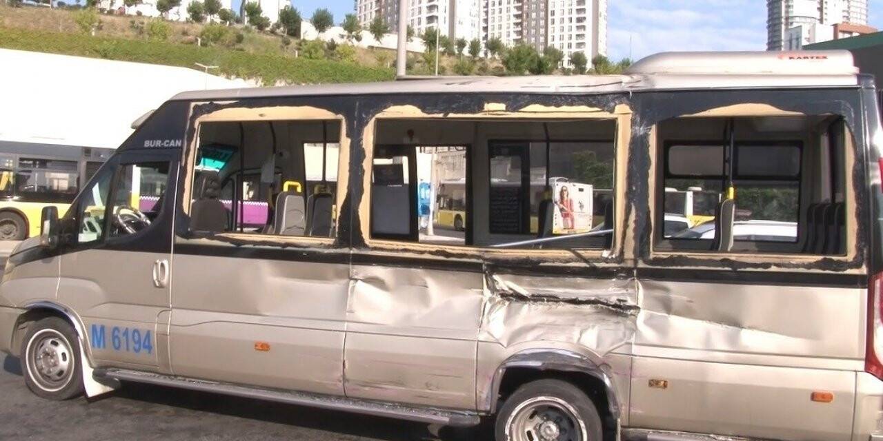 Belediye otobüsü ile dolmuş çarpıştı