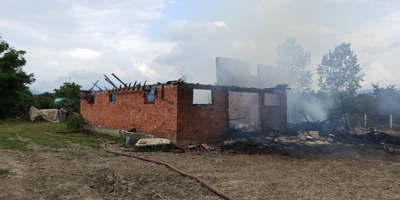 Yanan samanlık güçlükle söndürüldü