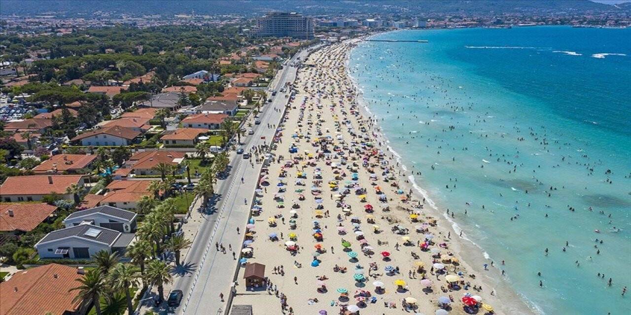 Tatilci yoğunluğu yaşanan Çeşme'de günlük nüfus 1 milyonu aşıyor