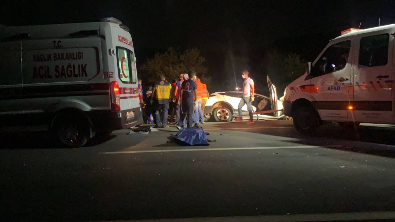 Zincirleme trafik kazasında aynı aileden 4 kişi hayatını kaybetti