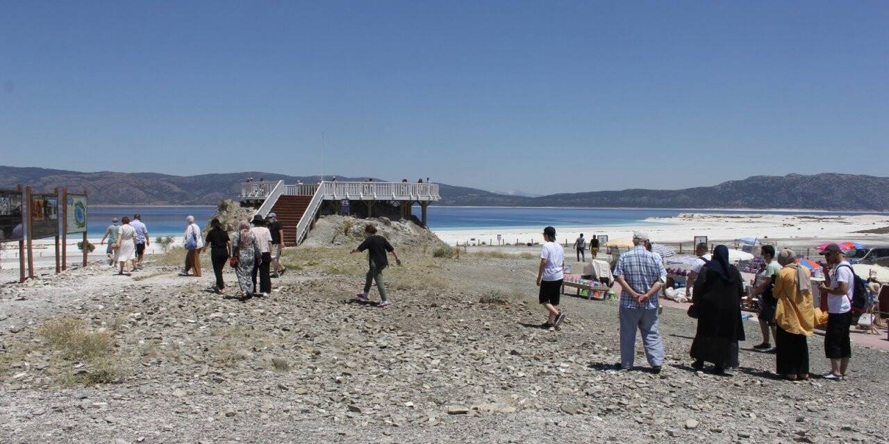 Salda Gölü bayram tatilinin gözdesi oldu
