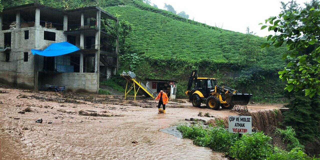 Rize’de şiddetli sağanak yağış etkili oldu