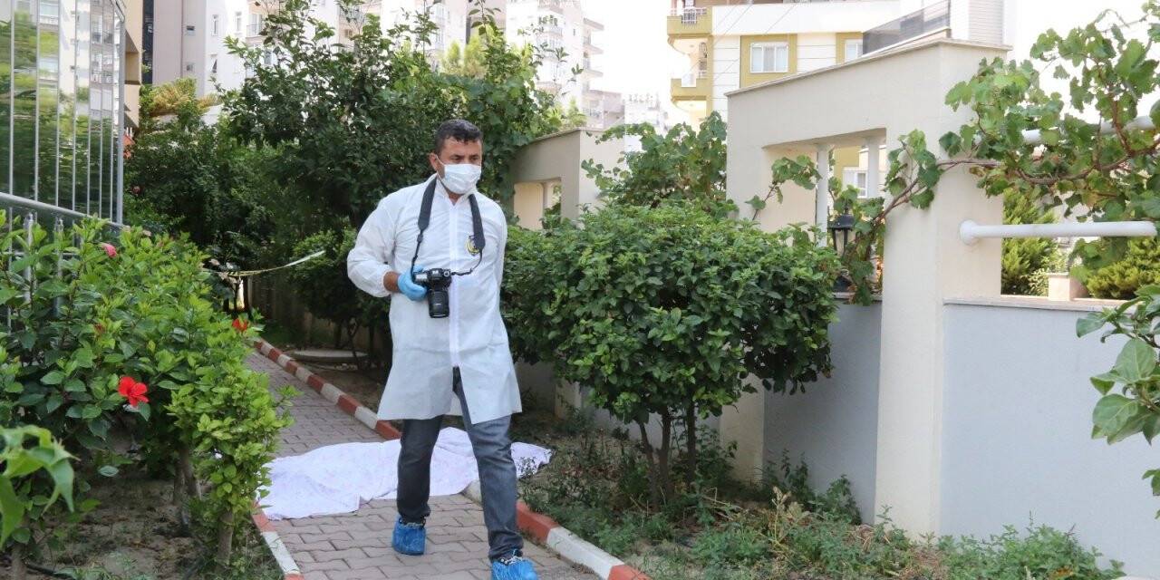 Yaşlı kadın oturduğu sitenin bahçesinde ölü bulundu