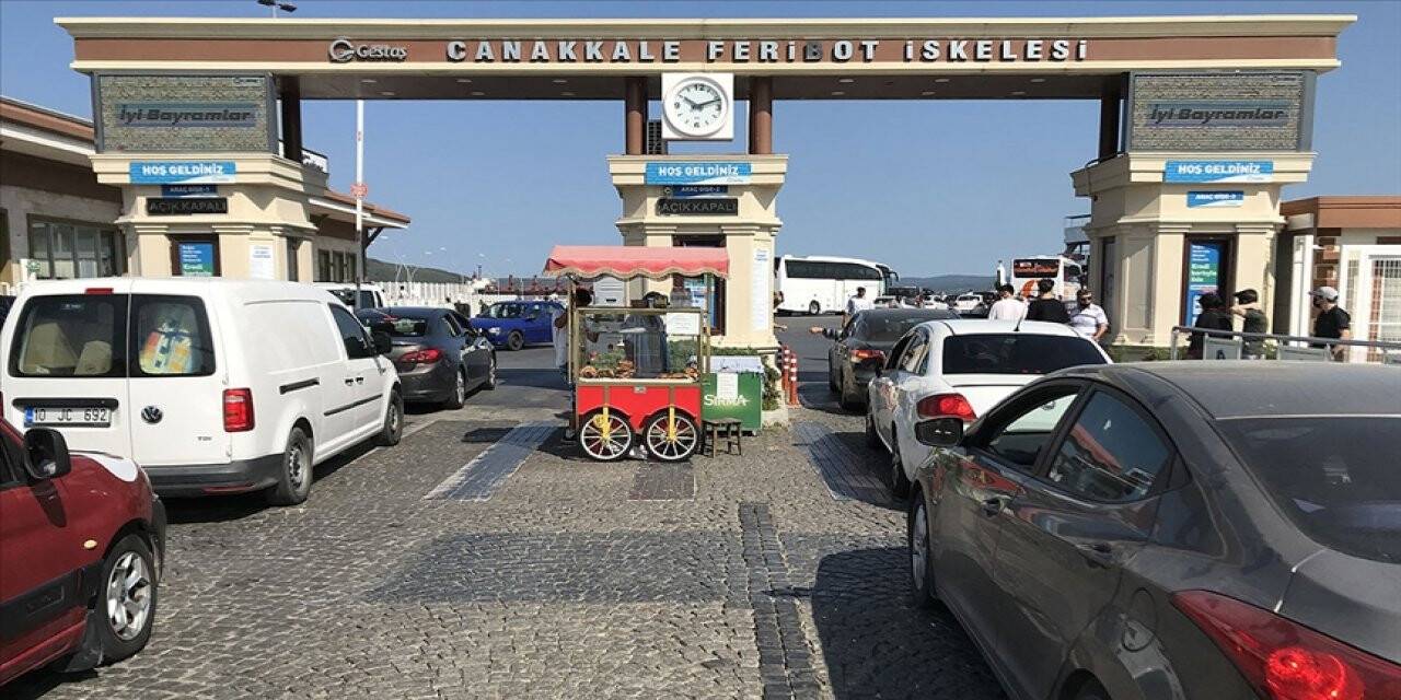 Çanakkale'deki feribot iskelelerinde tatilcilerin dönüş yoğunluğu erken başladı