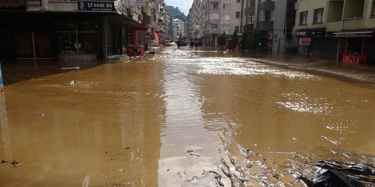 Arhavi’de sular çekilmeye başlayınca bilançonun büyüklüğü ortaya çıkmaya başladı