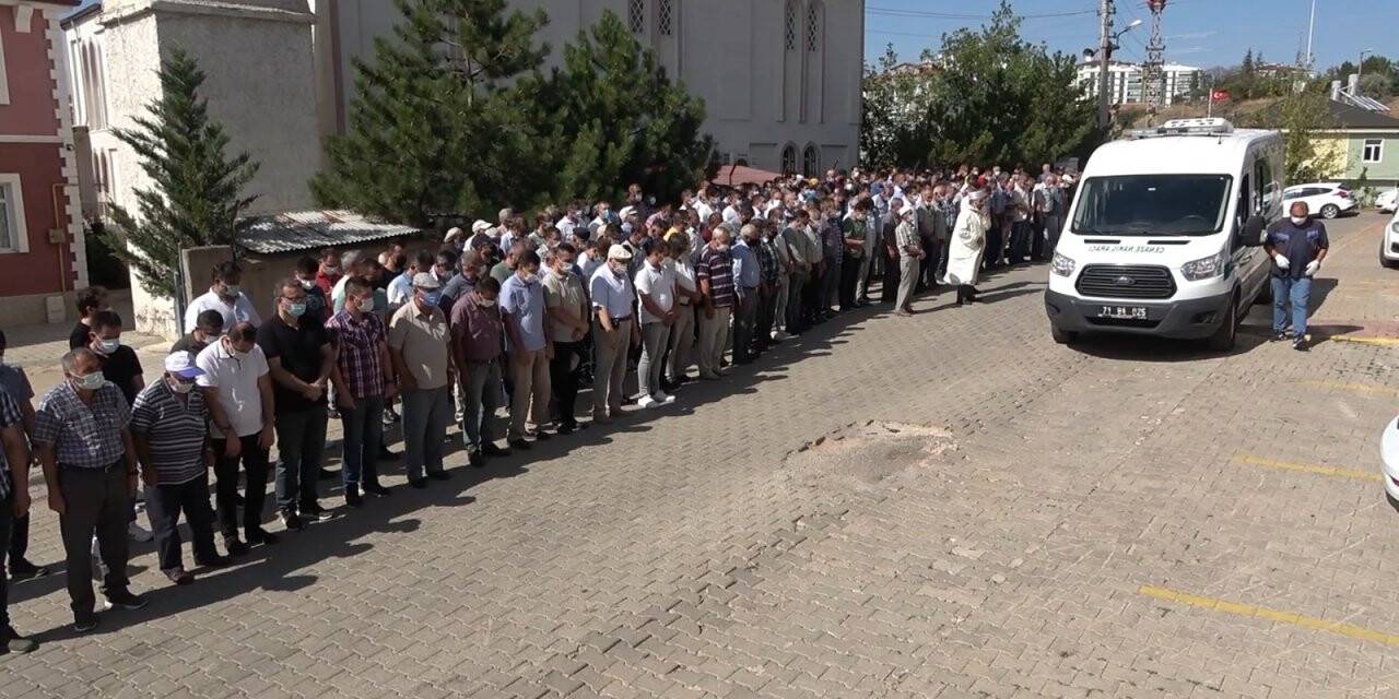 Trafik kazasında bir aile hayatını kaybetti: Öğretmen çift ve iki çocuğu toprağa verildi