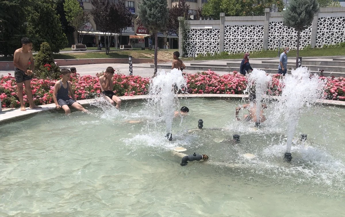 Konya'da sıcaktan bunalan çocuklar tehlikeye aldırmadan süs havuzlarına giriyor