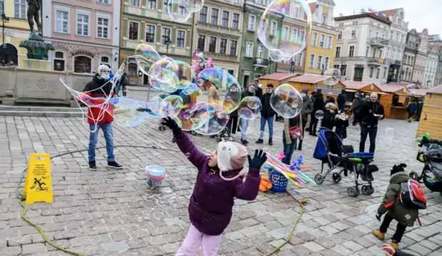 Polonya ailelere 3. çocuk için 3 bin dolar verecek
