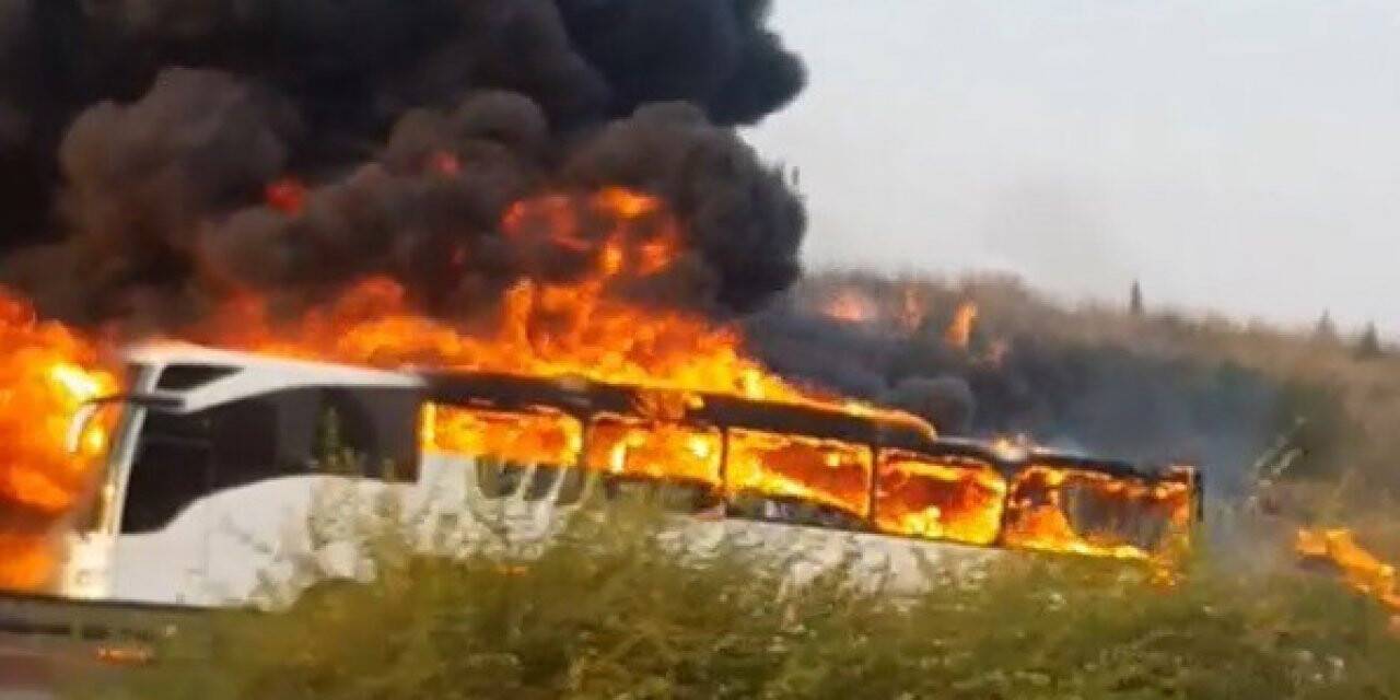 Yolcu otobüsü alev alev yandı