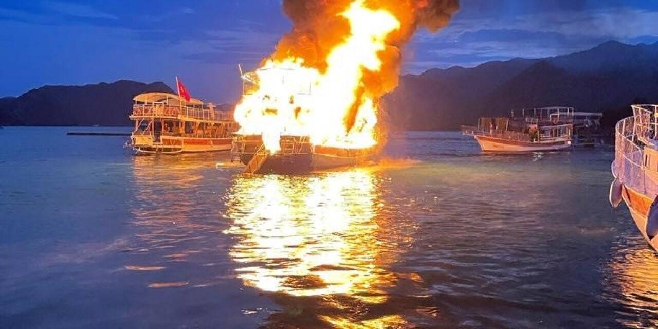 Antalya’da 17 metrelik tur teknesi alev alev yandı