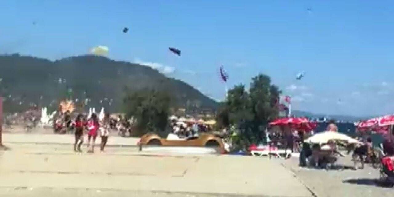 Turistik beldede oluşan hortum sahili birbirine kattı, 3 kişi yaralandı