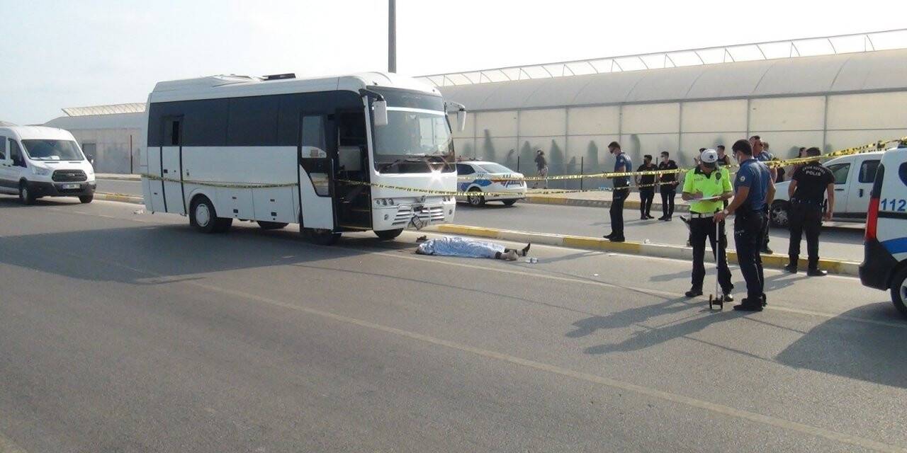 Servis minibüsü motosiklete çarptı: Anne ve oğlunu ölüm ayırdı