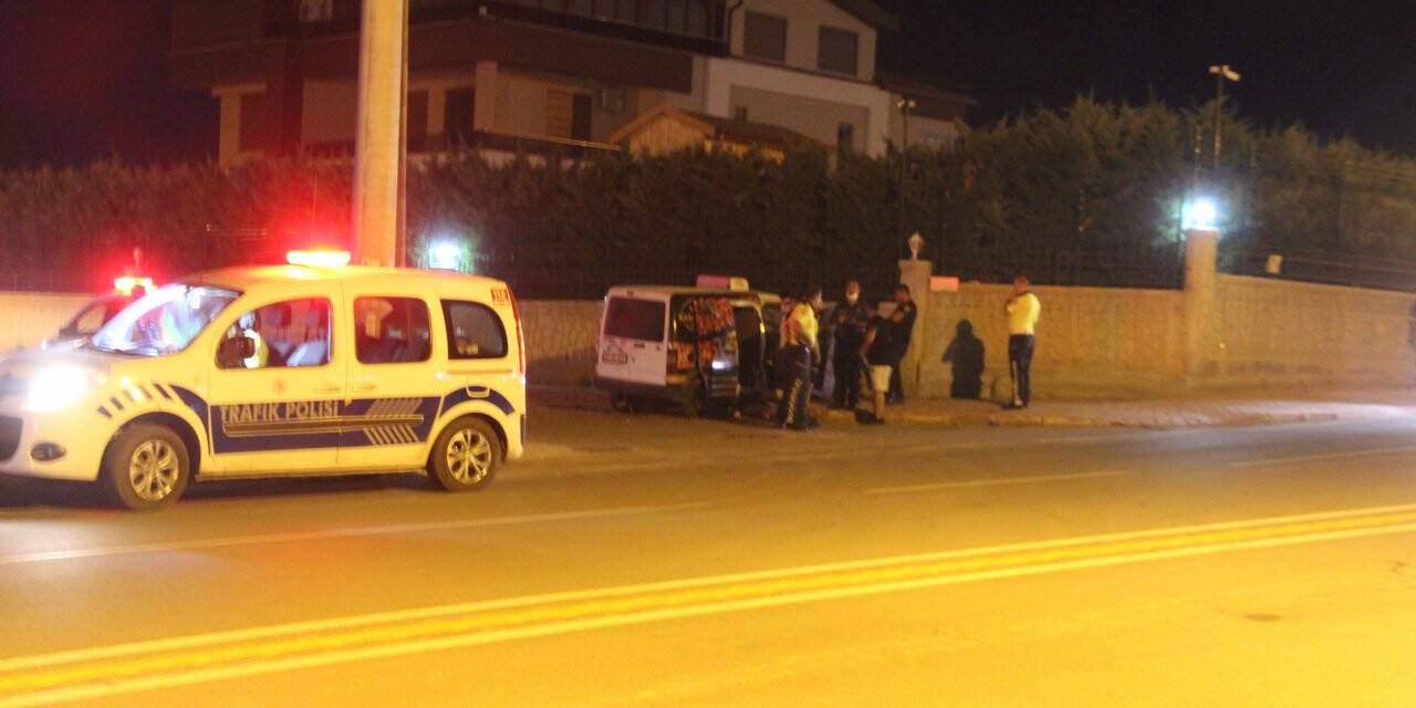 Konya'da bahçe duvarına çarpan hafif ticari aracın sürücüsü hayatını kaybetti