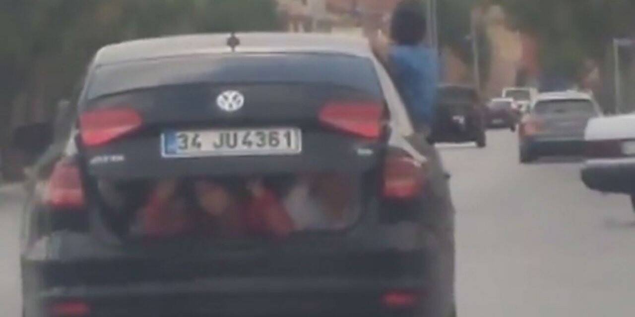 Otomobilin bagajındaki çocukların tehlikeli yolculuğu kamerada