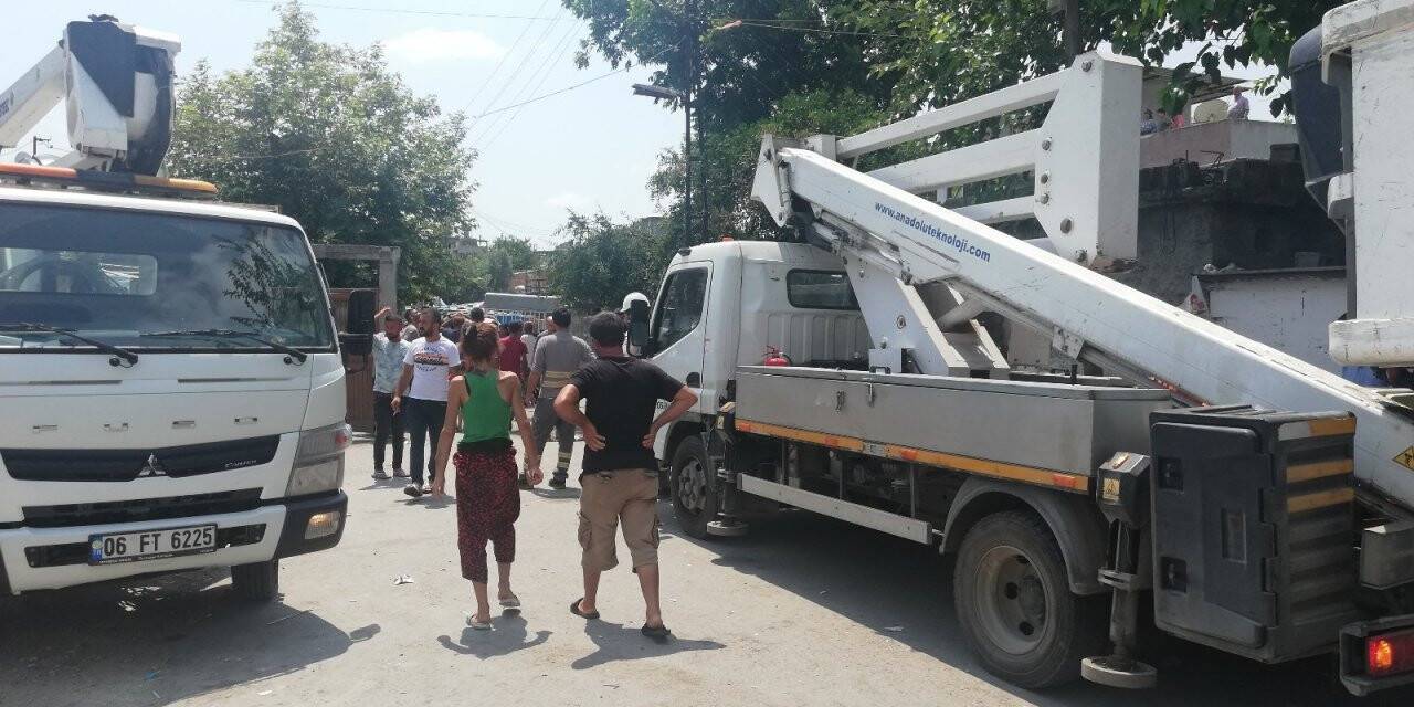 Elektrik direğinde feci ölüm
