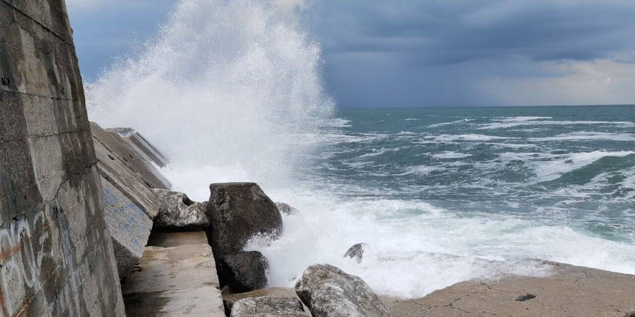 Yağmur sonrası Karadeniz’de dalga oluştu