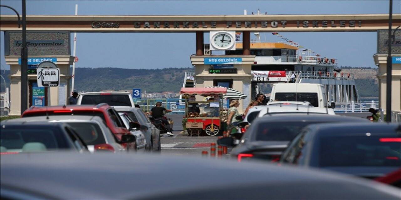 Çanakkale'deki feribot iskelelerinde tatilcilerin dönüş yoğunluğu sürüyor