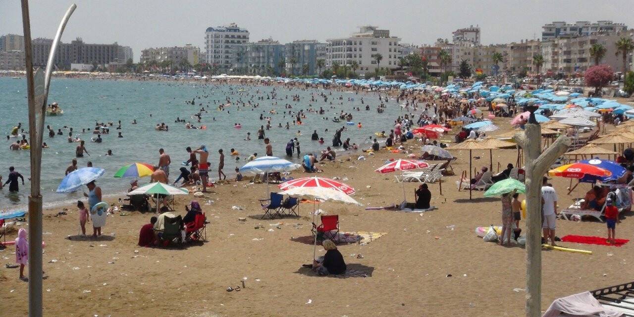 Plajlarda adım atacak yer kalmadı