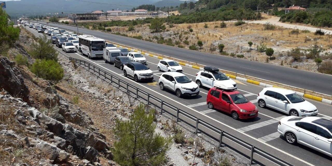 Tatilcilerin dönüş çilesi başladı