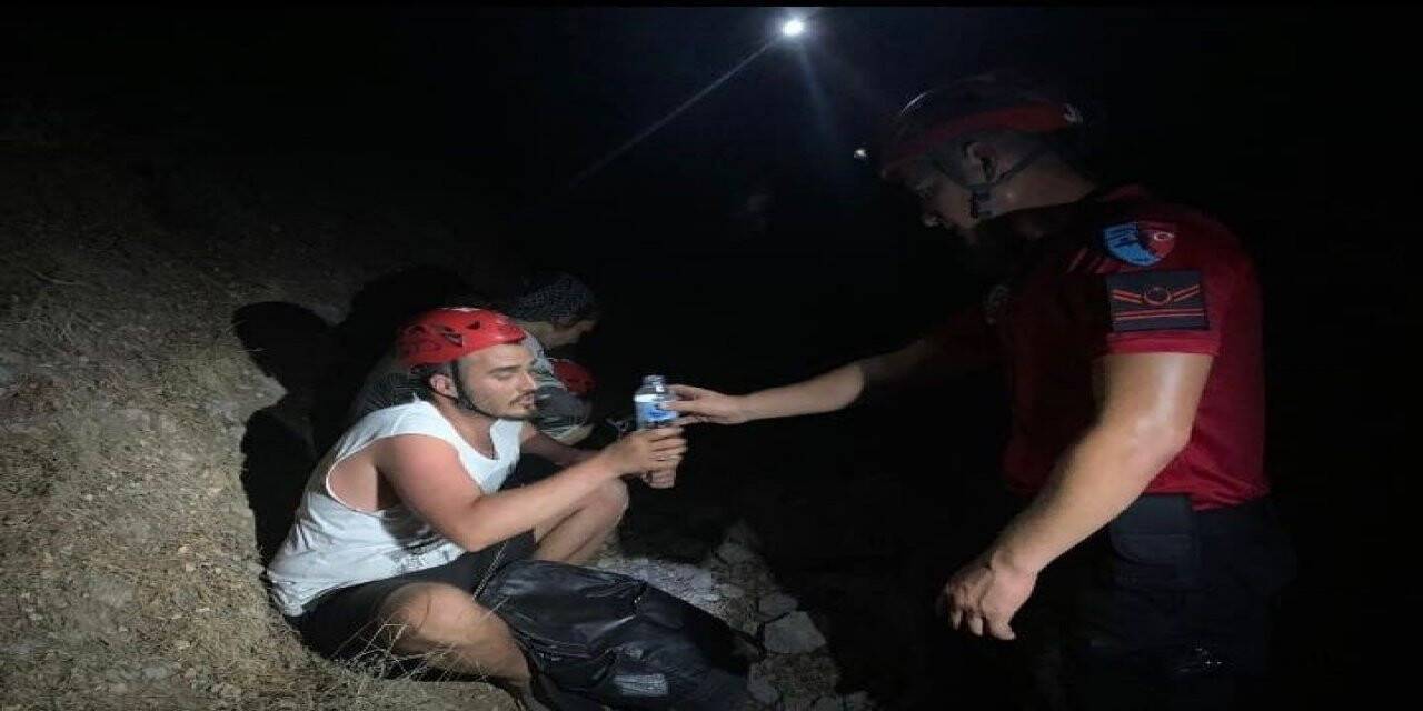 Fethiye’de ormanlık alanda kaybolan 2 kişiyi JAK buldu