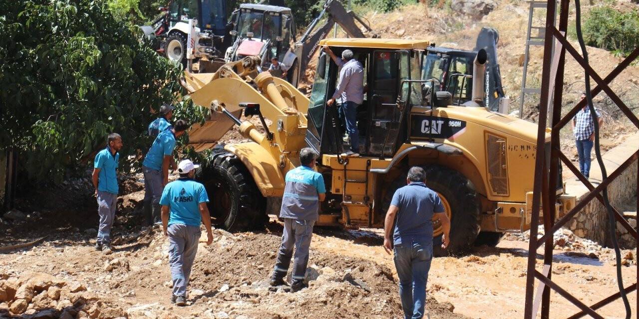Sulama kanalı patladı, evler su altında kaldı