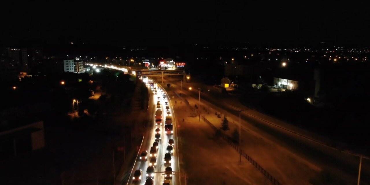 Araç kuyruğu 15 kilometreyi buldu
