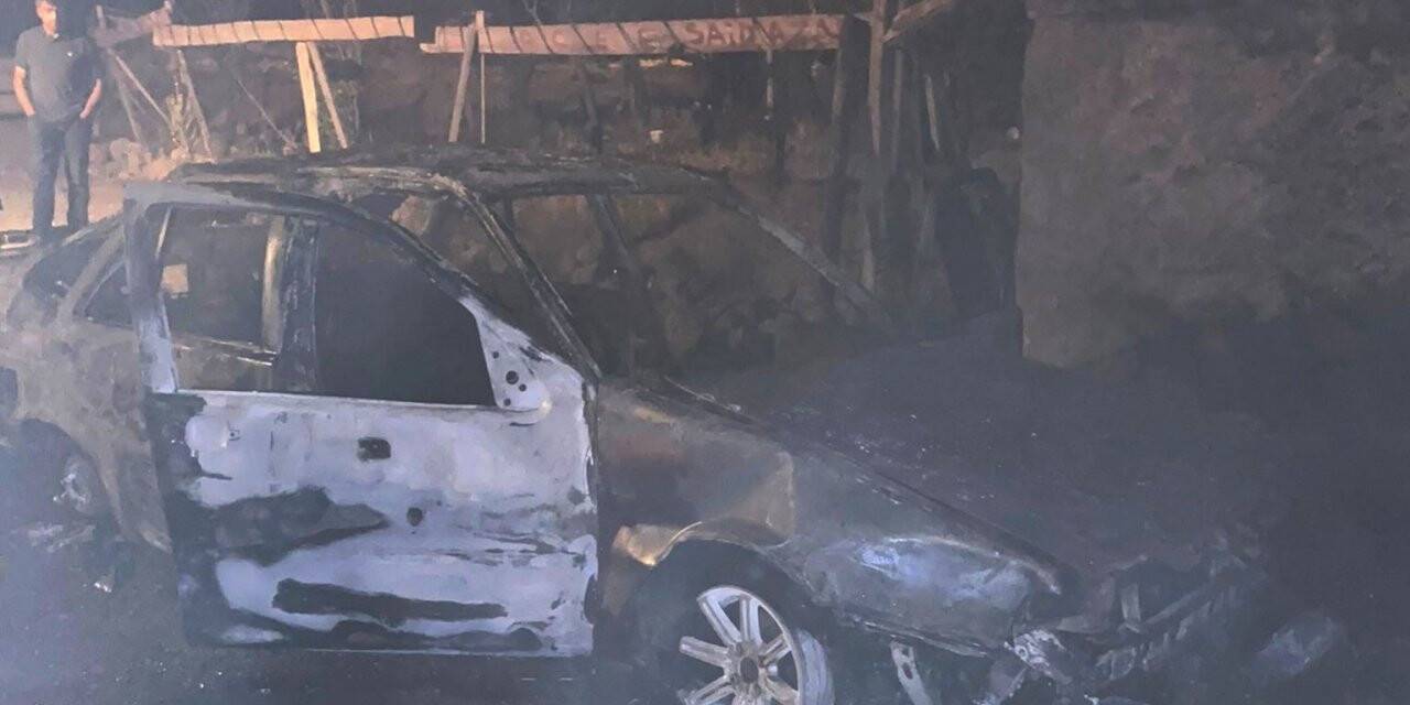 Konya'da park halindeki otomobil yanarak kullanılamaz hale geldi